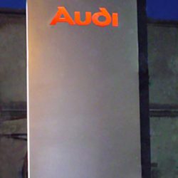 AUDI PYLON DE ALUMINIO ACERO AL CARBON Y ESMALTE AUTOMOTRIZ
