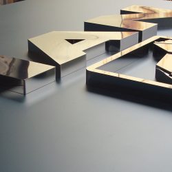 MAN NAME PLATE DE ACERO INOXIDABLE ACABADO ESPEO ALUMINIO Y ESMALTE AUTOMOTRIZ