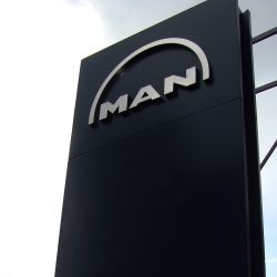 MAN PYLON DE ACERO INOXIDABLE ACABADO ESPEJO ALUMINIO Y ESMALTE AUTOMOTRIZ