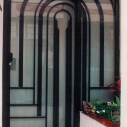 PARTICULAR PUERTA PRINCIPAL DE ACERO Al carbon cristal esmerilado y esmalte automotriz