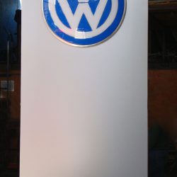 VOLKSWAGEN PYLON DE LAMINA DE ALUMINIO COMPUESTO ACERO AL CARBON Y ACRILICO